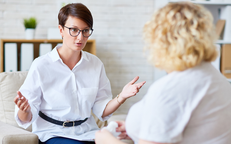 Eine Frau, die unter Übergewicht und Depressionen leidet, wird von einer Ernährungsberaterin gecoacht.