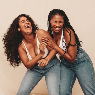 Zwei lachende Frauen, die mithilfe des Pose®-2-Endosleeve Verfahrens Gewicht verloren haben.
